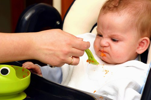 3 lý do không nên cho bé ăn đặc trước 6 tháng tuổi