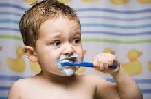 Răng sữa sâu gây nhiều phiền toái cho bé