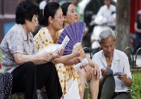 Giúp người cao tuổi bớt bệnh vì nắng nóng